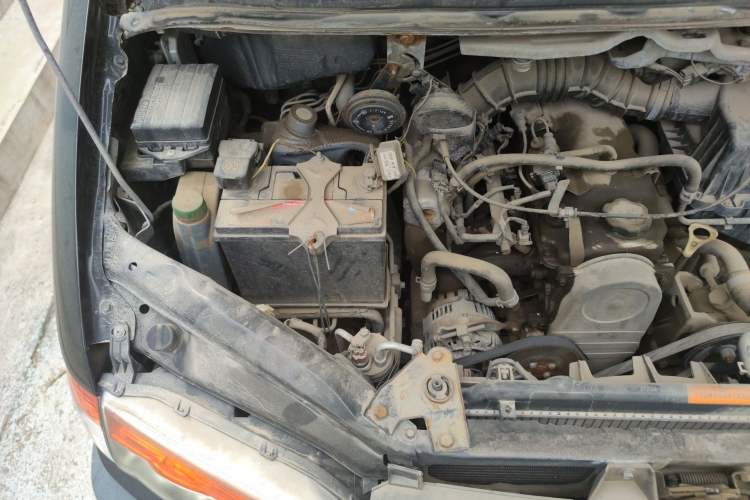 Used FORTHING Lingzhi 2015 V3 1.5L 5-Seater Special Offer Model Engine Bay Right