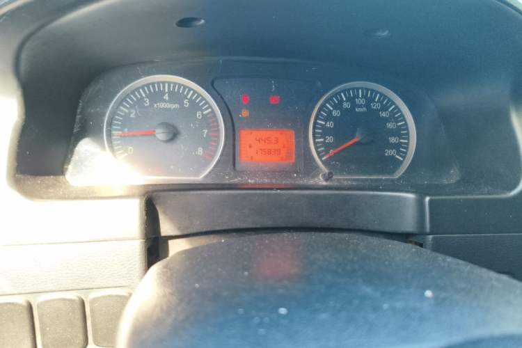 Used FORTHING Lingzhi 2015 M3 1.6L 7-Seater Comfort Model Odometer Close Up