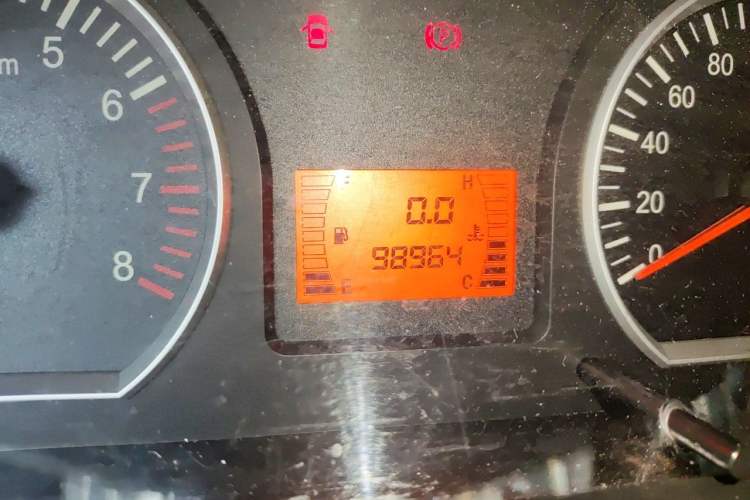 Used FORTHING Lingzhi 2015 V3 1.6L 9-Seater Standard Model Odometer Close Up