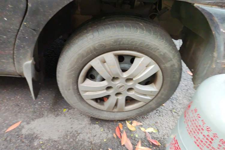 Used FORTHING Lingzhi 2015 V3 1.6L 9-Seater Standard Model Right Front Wheel Hub