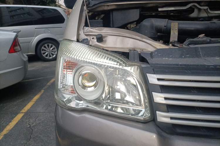Used FORTHING Lingzhi 2015 M5 Q3 2.0L 7-seat Long-wheelbase Comfort Version Right Front Headlight