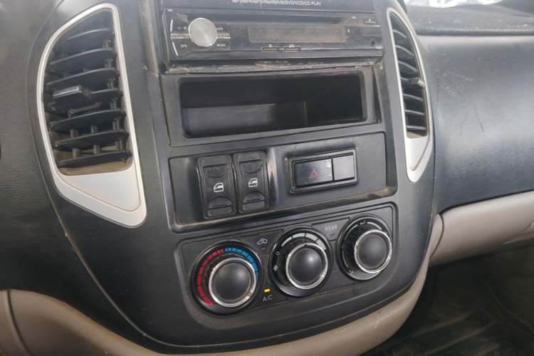 Used FORTHING Lingzhi 2015 V3 1.5L 7-seat Standard Model Audio And AC Panel