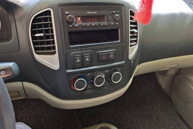 Used FORTHING Lingzhi 2015 V3 1.5L 7-Seater Luxury Model Audio And AC Panel