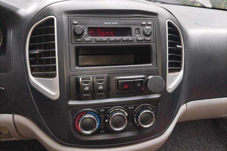 Used FORTHING Lingzhi 2015 V3 1.5L 7-Seater Comfort Model Audio And AC Panel