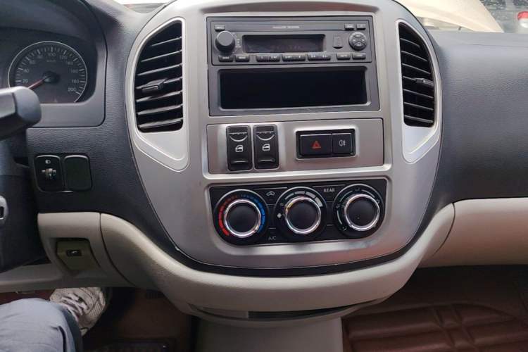 Used FORTHING Lingzhi 2015 M3 1.6L 7-Seater Comfort Model Audio And AC Panel