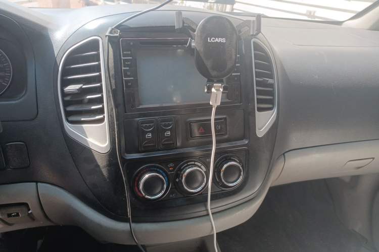 Used FORTHING Lingzhi 2015 V3 1.5L 5-Seater Special Offer Model Audio And AC Panel