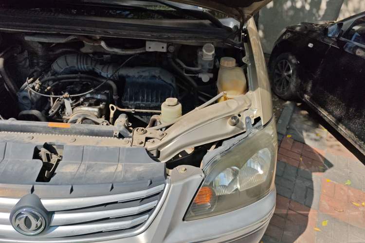 Used FORTHING Lingzhi 2015 V3 1.5L 7-Seater Luxury Model Engine Bay Left