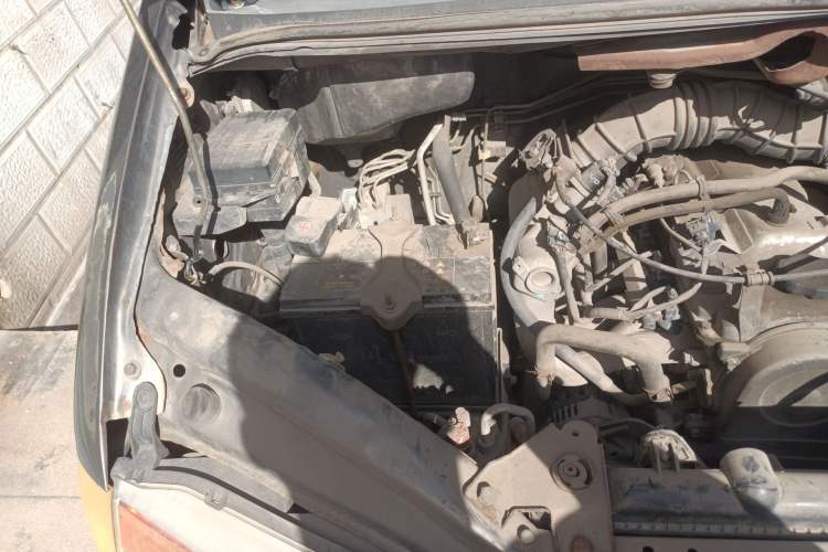 Used FORTHING Lingzhi 2015 V3 1.5L 5-Seater Special Offer Model Engine Bay Right