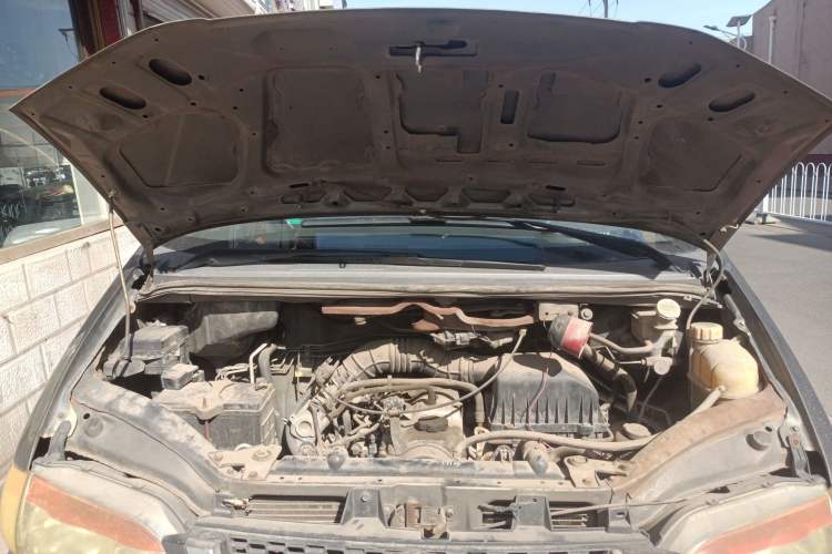 Used FORTHING Lingzhi 2015 V3 1.5L 5-Seater Special Offer Model Engine Bay