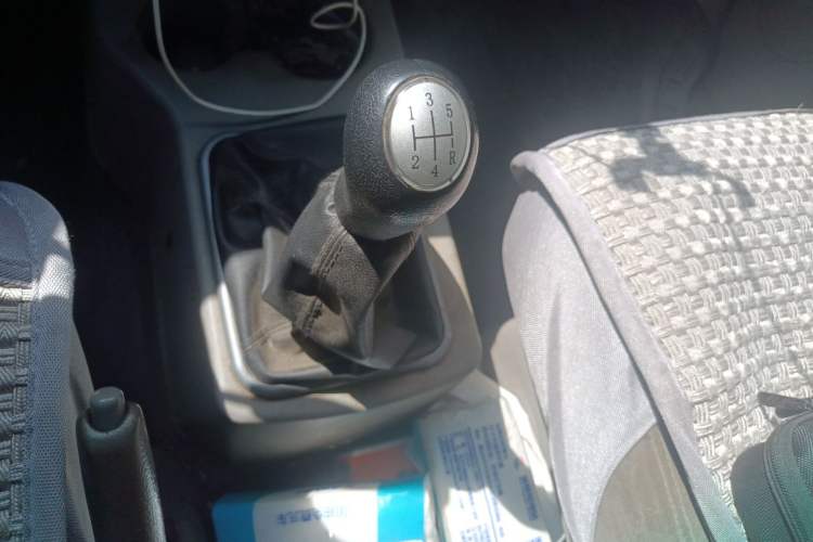 Used FORTHING Lingzhi 2015 V3 1.5L 5-Seater Special Offer Model Gear Lever