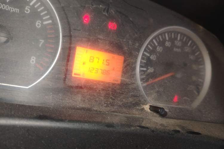 Used FORTHING Lingzhi 2015 V3 1.5L 7-seat Standard Model Odometer Close Up
