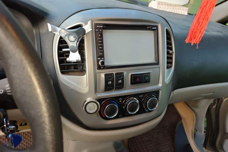 Used FORTHING Lingzhi 2015 M3 1.6L 7-Seater Comfort Model Audio And AC Panel