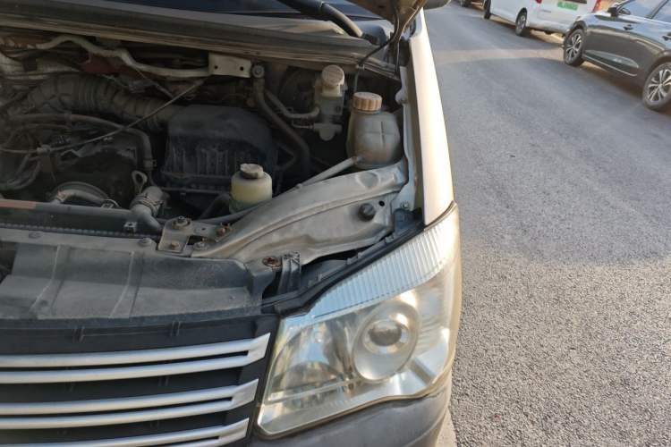 Used FORTHING Lingzhi 2015 M3 1.6L 7-Seater Comfort Model Engine Bay Left