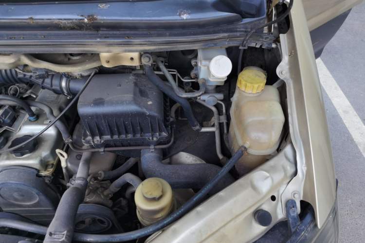 Used FORTHING Lingzhi 2015 V3 1.5L 5-Seater Special Offer Model Engine Bay Left