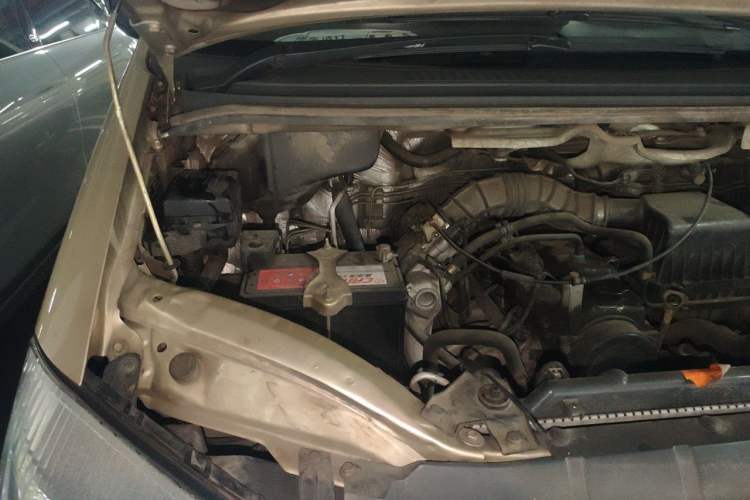 Used FORTHING Lingzhi 2015 M3 1.6L 7-Seater Comfort Model Engine Bay Right
