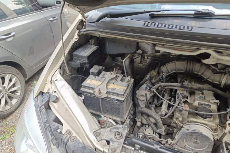 Used FORTHING Lingzhi 2015 M3 1.6L 7-Seater Luxury Model Engine Bay Right