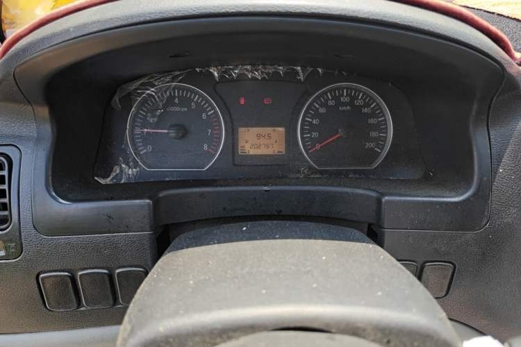 Used FORTHING Lingzhi 2015 V3 1.6L 7-Seater Standard Model Odometer Close Up