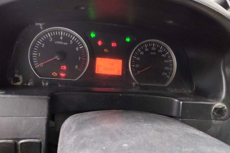 Used FORTHING Lingzhi 2015 V3 1.5L 7-seat Standard Model Odometer Close Up