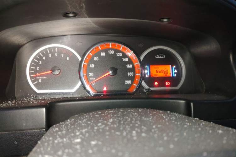 Used FORTHING Lingzhi 2015 M5 Q7 2.0L 7-seat Long-Wheelbase Comfort Model Odometer Close Up