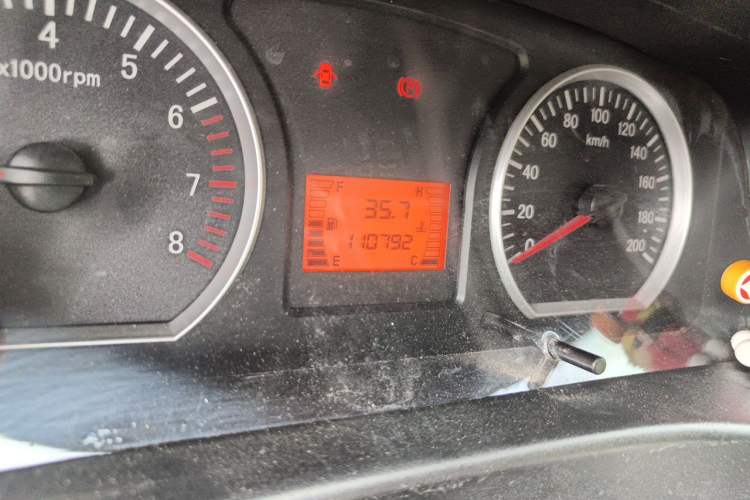Used FORTHING Lingzhi 2015 M3 1.6L 7-Seater Luxury Model Odometer Close Up