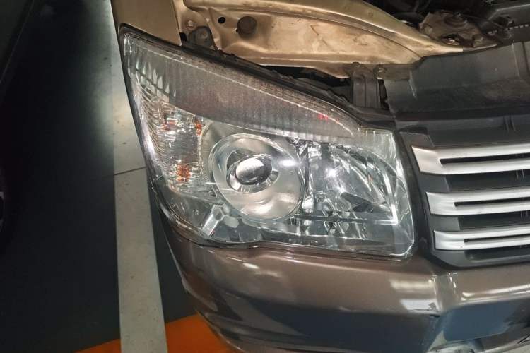 Used FORTHING Lingzhi 2015 M3 1.6L 7-Seater Comfort Model Right Front Headlight