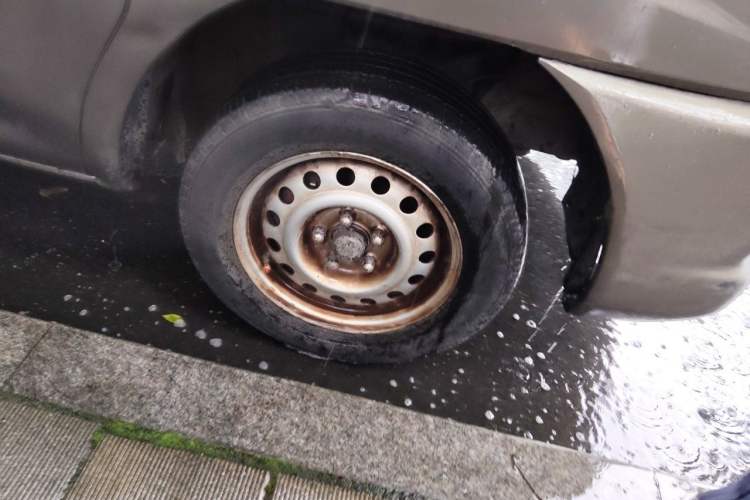 Used FORTHING Lingzhi 2015 V3 1.5L 7-seat Standard Model Right Front Wheel Hub