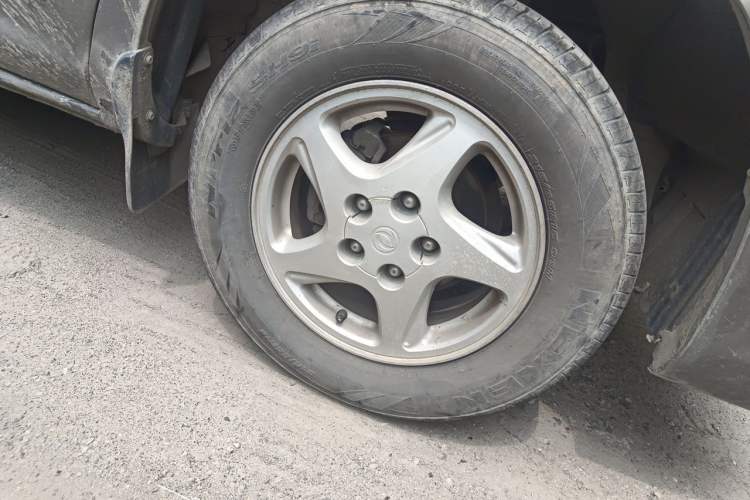 Used FORTHING Lingzhi 2015 M3 1.6L 7-Seater Luxury Model Right Front Wheel Hub