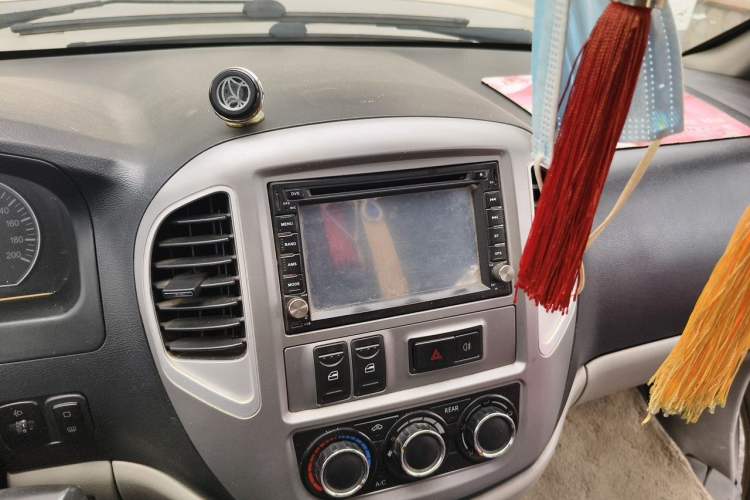 Used FORTHING Lingzhi 2015 M3 1.6L 7-Seater Luxury Model Audio And AC Panel
