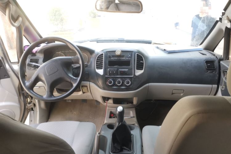 Used FORTHING Lingzhi 2015 V3 1.5L 7-seat Standard Model Center Console
