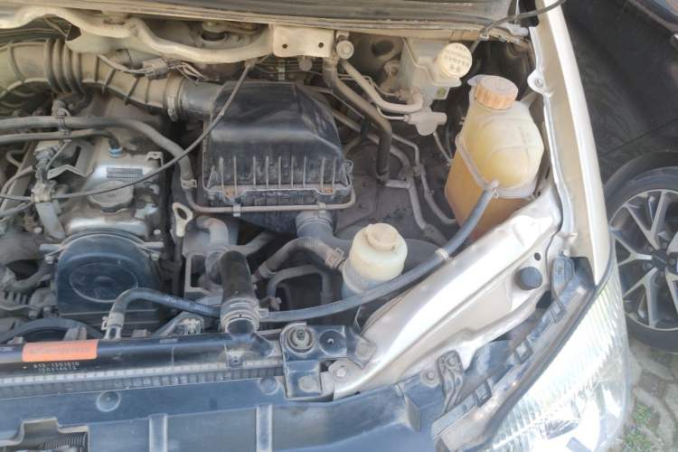 Used FORTHING Lingzhi 2015 M3 1.6L 7-Seater Luxury Model Engine Bay Left