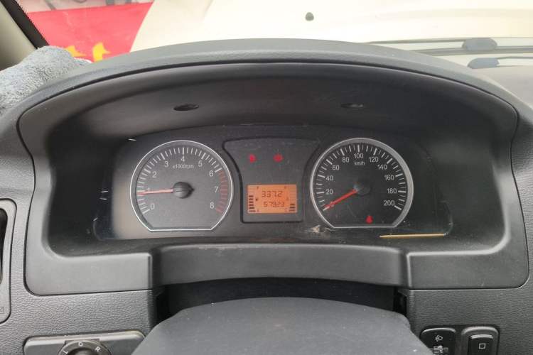 Used FORTHING Lingzhi 2015 M3 1.6L 7-Seater Luxury Model Odometer Close Up