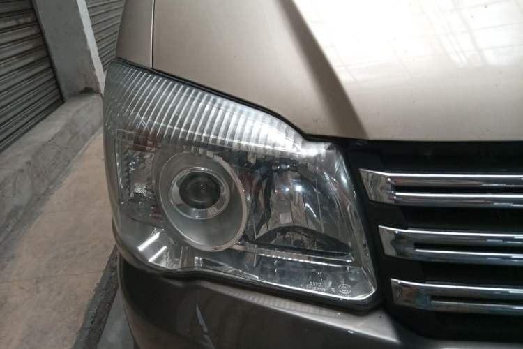 Used FORTHING Lingzhi 2015 M5 Q3 2.0L 7-seat Long-wheelbase Comfort Version Right Front Headlight