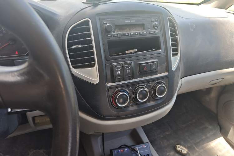 Used FORTHING Lingzhi 2015 V3 1.5L 7-seat Standard Model Audio And AC Panel