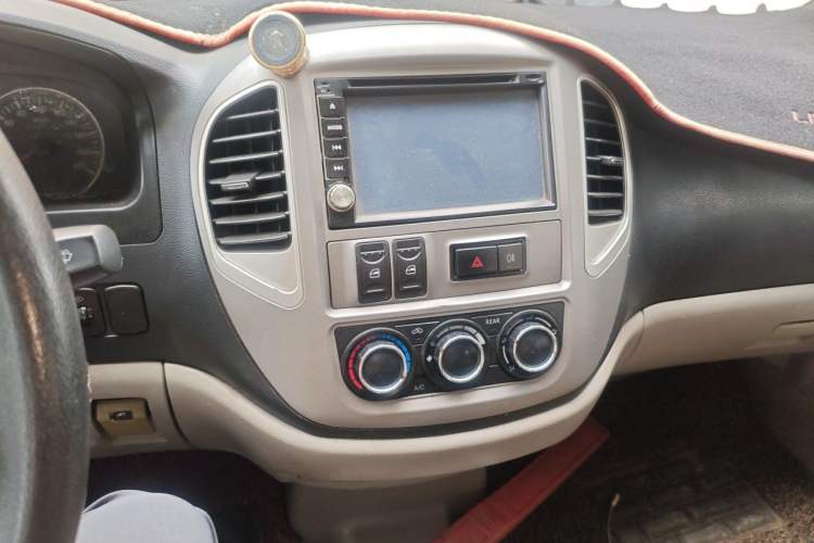 Used FORTHING Lingzhi 2015 M3 1.6L 7-Seater Comfort Model Audio And AC Panel