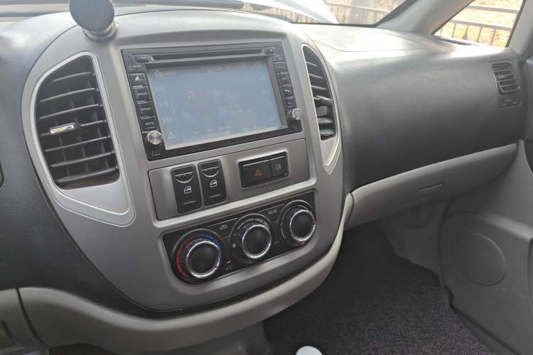 Used FORTHING Lingzhi 2015 M3 1.6L 7-Seater Comfort Model Audio And AC Panel