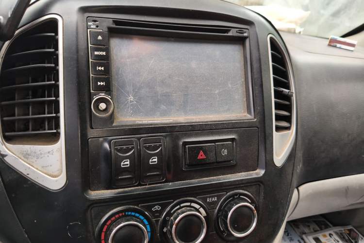 Used FORTHING Lingzhi 2015 V3 1.5L 5-Seater Special Offer Model Audio And AC Panel