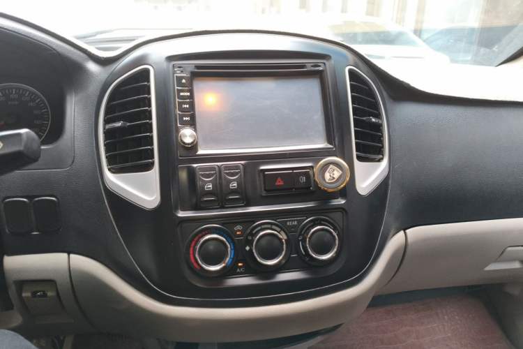 Used FORTHING Lingzhi 2015 V3 1.5L 5-Seater Special Offer Model Audio And AC Panel
