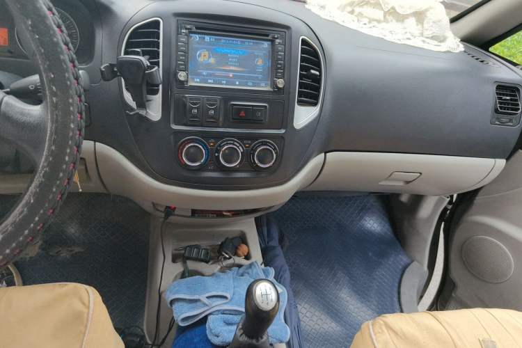 Used FORTHING Lingzhi 2015 V3 1.6L 7-Seater Comfort Model Audio And AC Panel