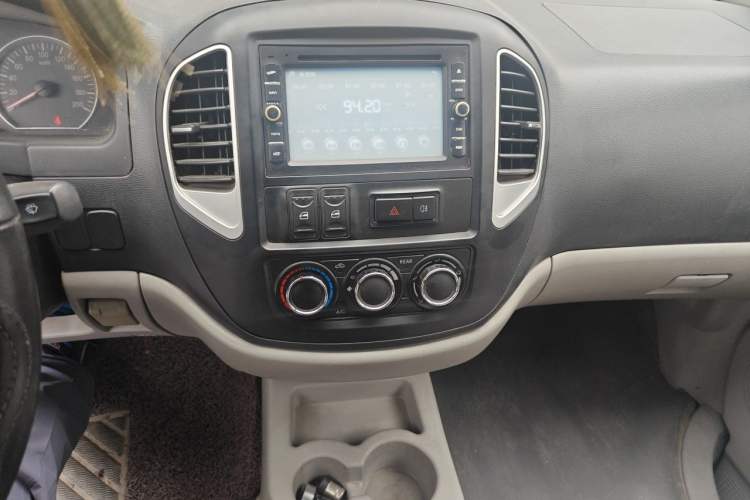 Used FORTHING Lingzhi 2015 V3 1.5L 5-Seater Special Offer Model Audio And AC Panel
