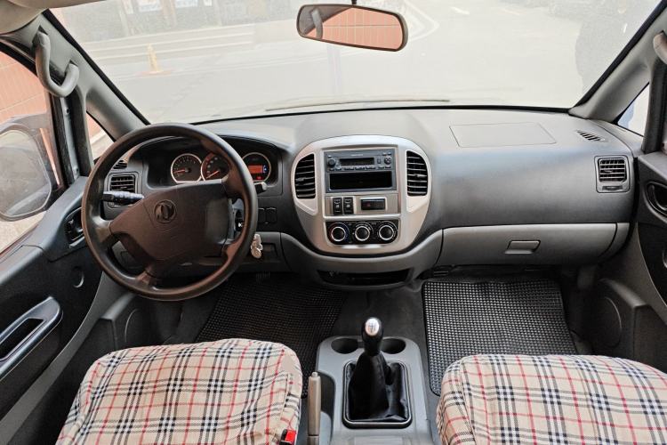 Used FORTHING Lingzhi 2015 M5 Q7 2.0L 7-seat Long-Wheelbase Comfort Model Center Console