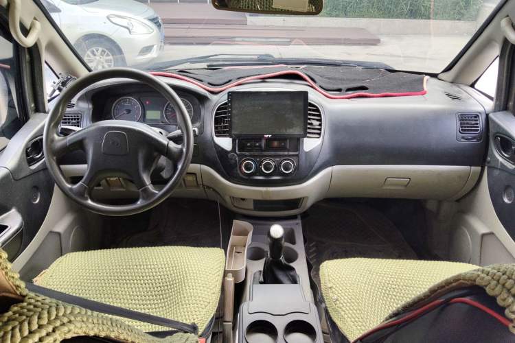Used FORTHING Lingzhi 2015 V3 1.5L 5-Seater Special Offer Model Center Console