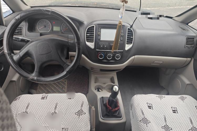 Used FORTHING Lingzhi 2015 V3 1.5L 5-Seater Special Offer Model Center Console