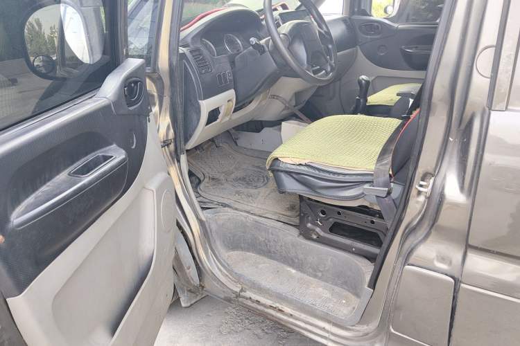 Used FORTHING Lingzhi 2015 V3 1.5L 5-Seater Special Offer Model Driver Seat