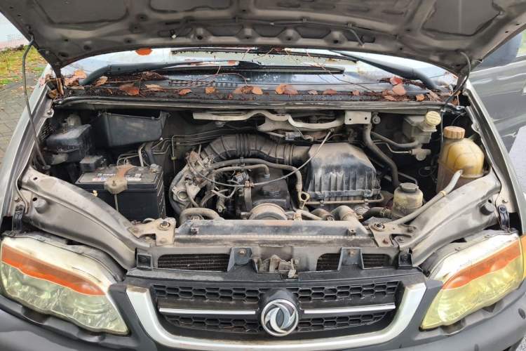 Used FORTHING Lingzhi 2015 V3 1.5L 5-Seater Special Offer Model Engine Bay