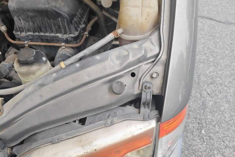 Used FORTHING Lingzhi 2015 V3 1.5L 7-seat Standard Model Engine Bay Left
