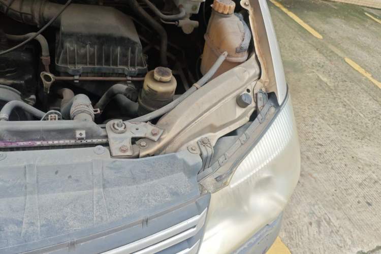 Used FORTHING Lingzhi 2015 M3 1.6L 7-Seater Comfort Model Engine Bay Left