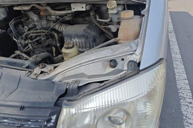 Used FORTHING Lingzhi 2015 M3 1.6L 7-Seater Comfort Model Engine Bay Left