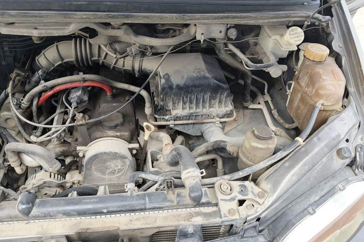 Used FORTHING Lingzhi 2015 V3 1.5L 5-Seater Special Offer Model Engine Bay Left