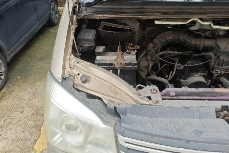 Used FORTHING Lingzhi 2015 M3 1.6L 7-Seater Comfort Model Engine Bay Right