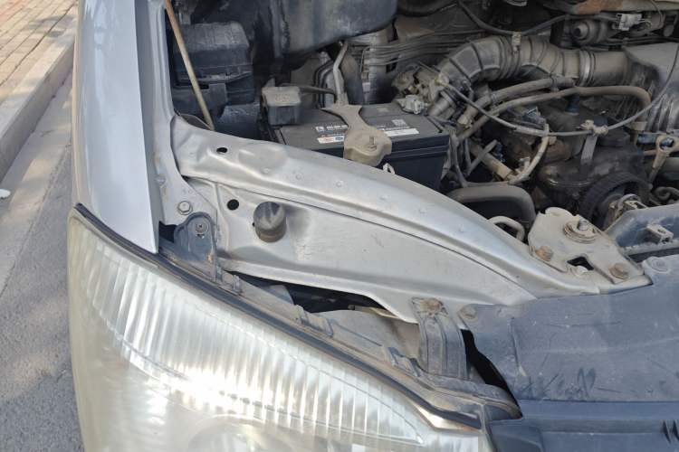 Used FORTHING Lingzhi 2015 M3 1.6L 7-Seater Comfort Model Engine Bay Right